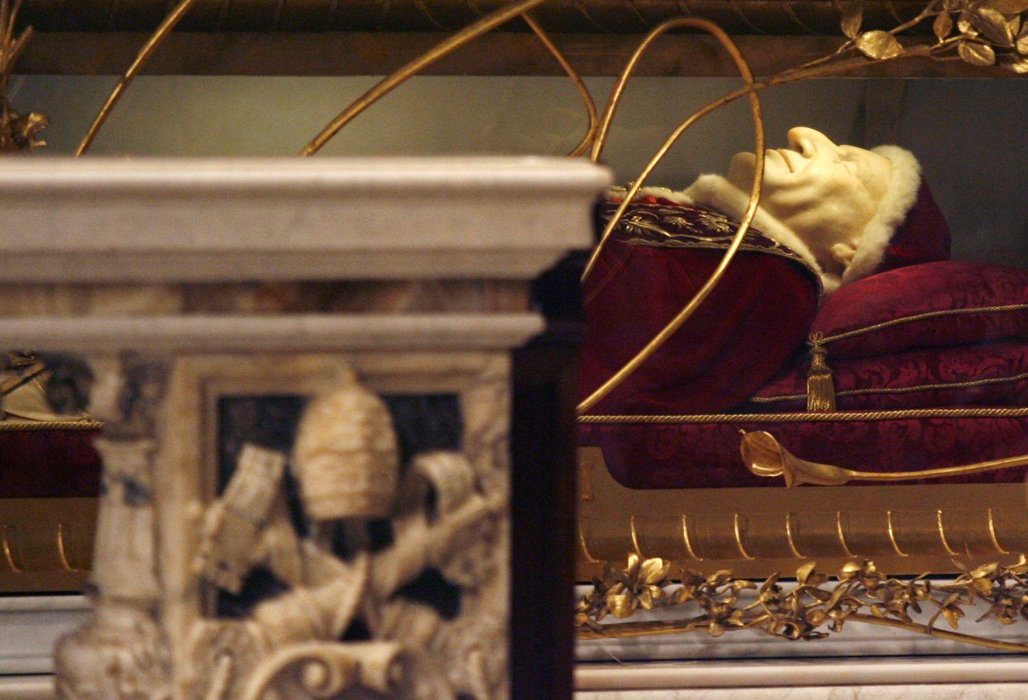 XXIII. János boldoggá avatása óta üvegkoporsóban nyugszik a Szent Péter bazilika egyik mellékhajójában
