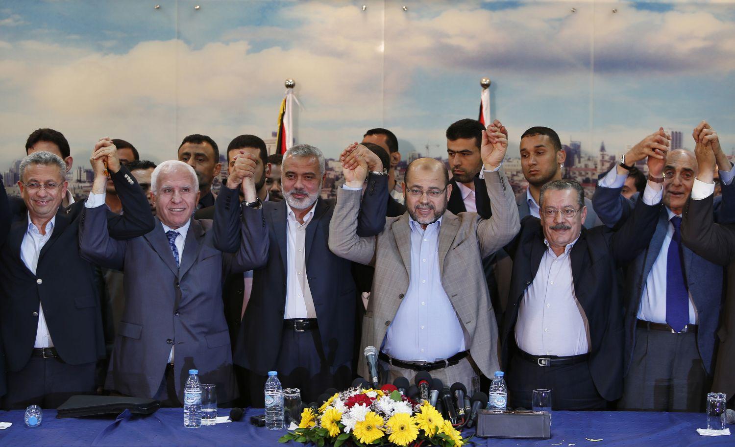 A Hamas és a Fatah képviselői megállapodásukat ünneplik Gázában