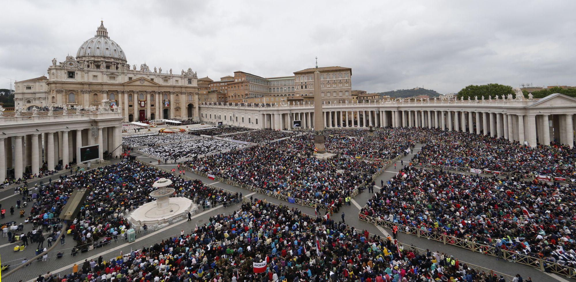 A Szent Péter tér teljesen megtelt a két pápa szentté avatására