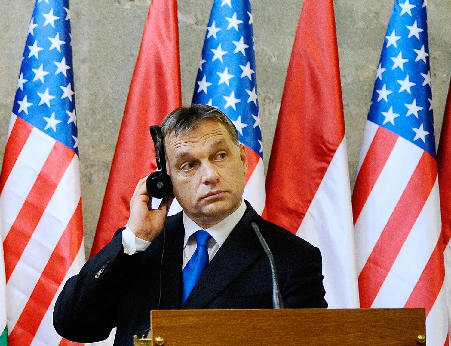 Orbán Viktor a tolmácsot hallgatja Hillary Clinton 2011-es budapesti látogatásán
