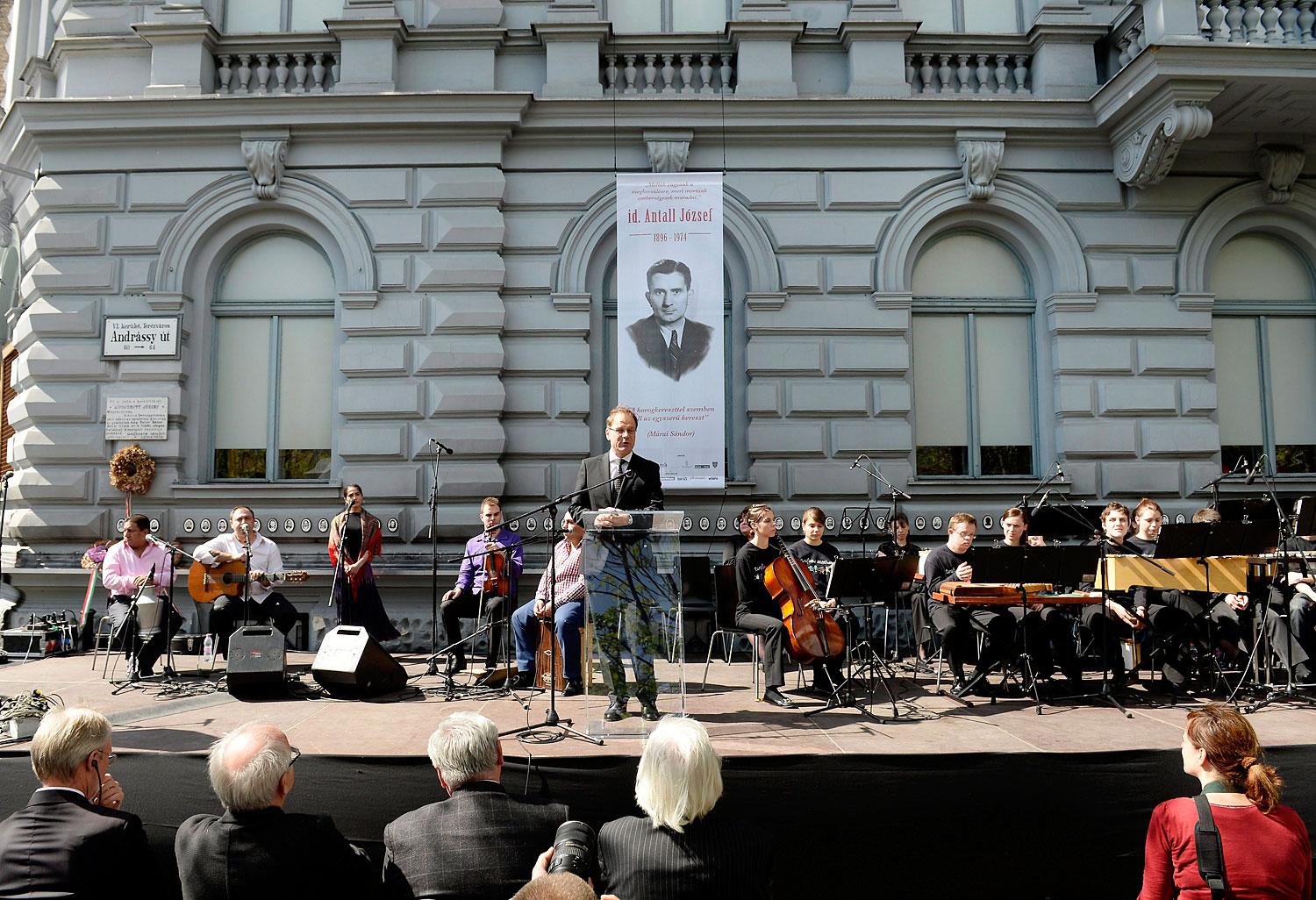 Navracsics Tibor beszédet mond a budapesti Terror Háza Múzeumnál