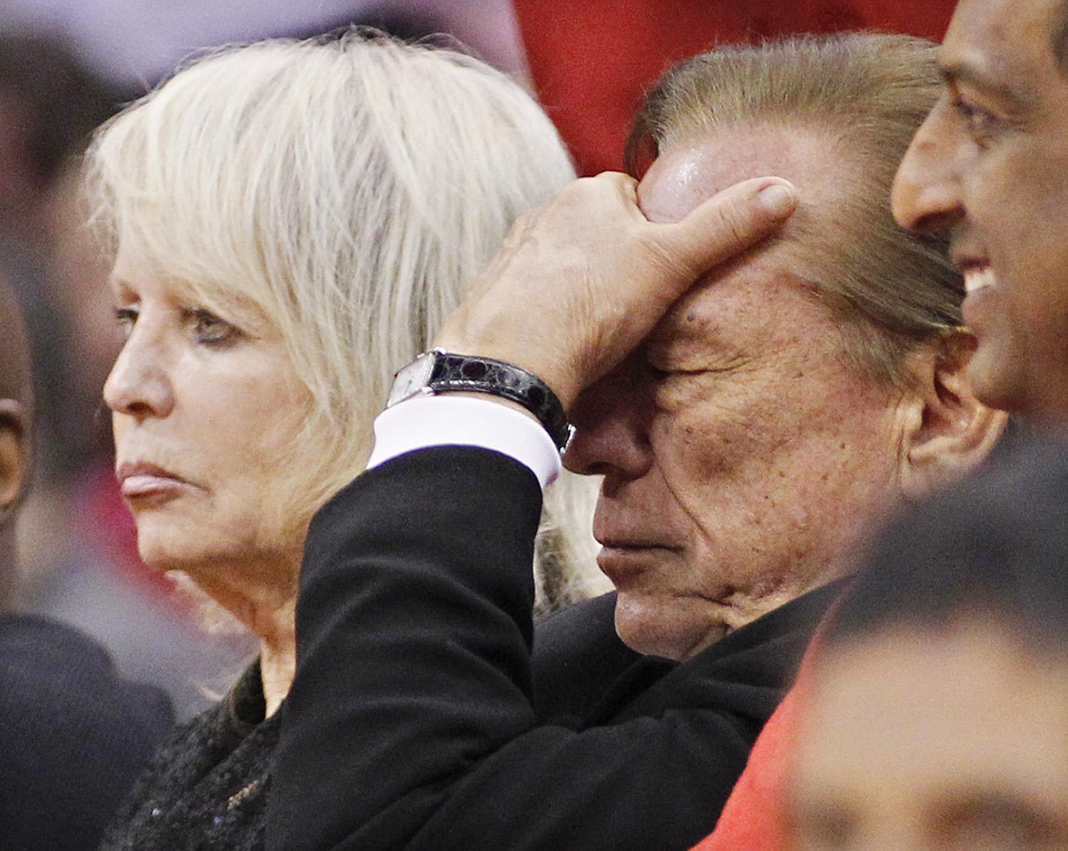Sterling egy 2011-es Clippers-meccsen a feleségével, Rochelle-lel. Polgárháború előtti időket idéző rasszizmus