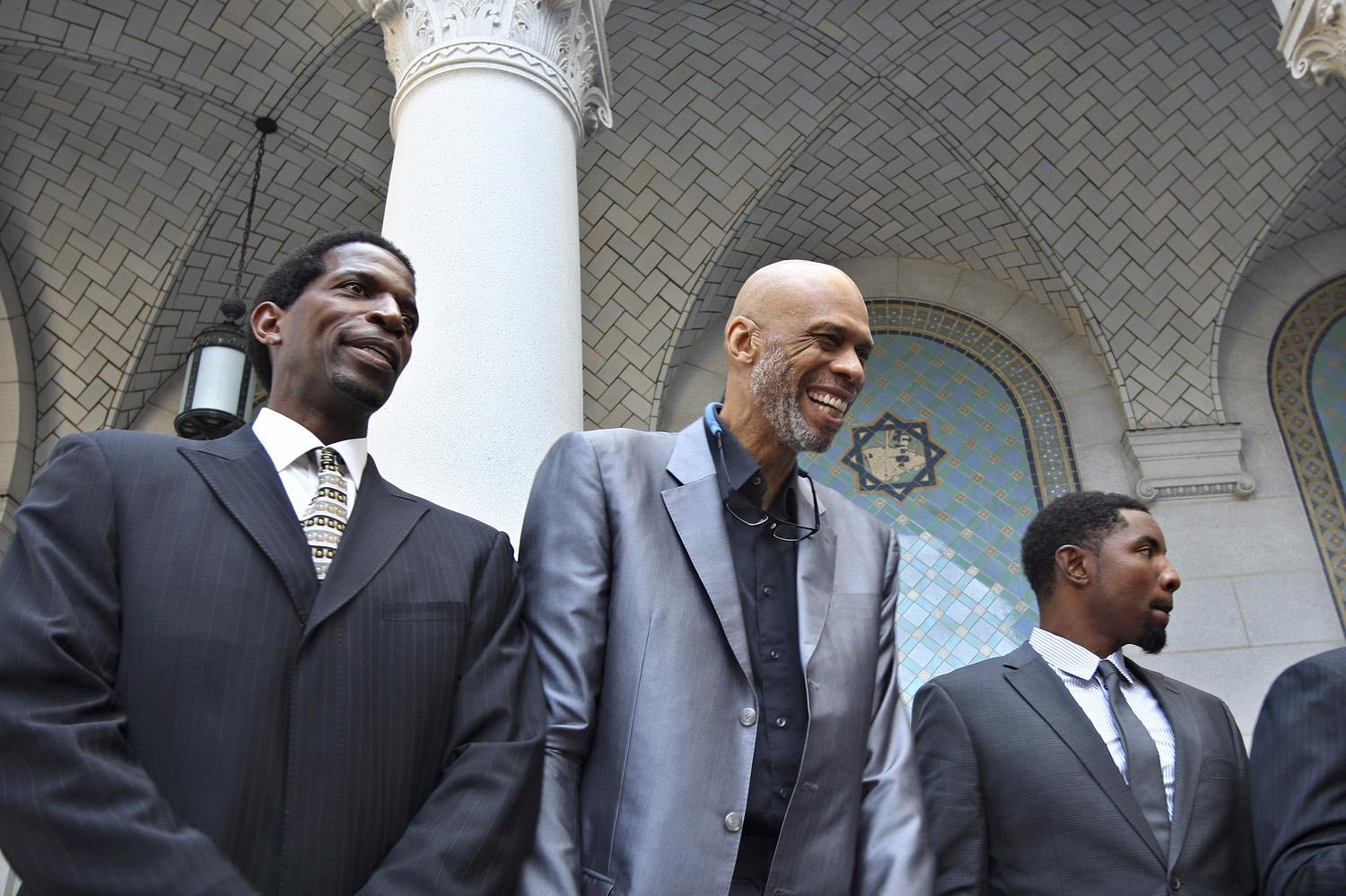 Három korábbi NBA-játékos, A. C. Green,  Kareem Abdul-Jabbar és Roger Mason Jr. az eltiltásról szóló bejelentés sajtótájékoztatóján a Los Angeles-i városházán. Gyönyörű és hatalmas