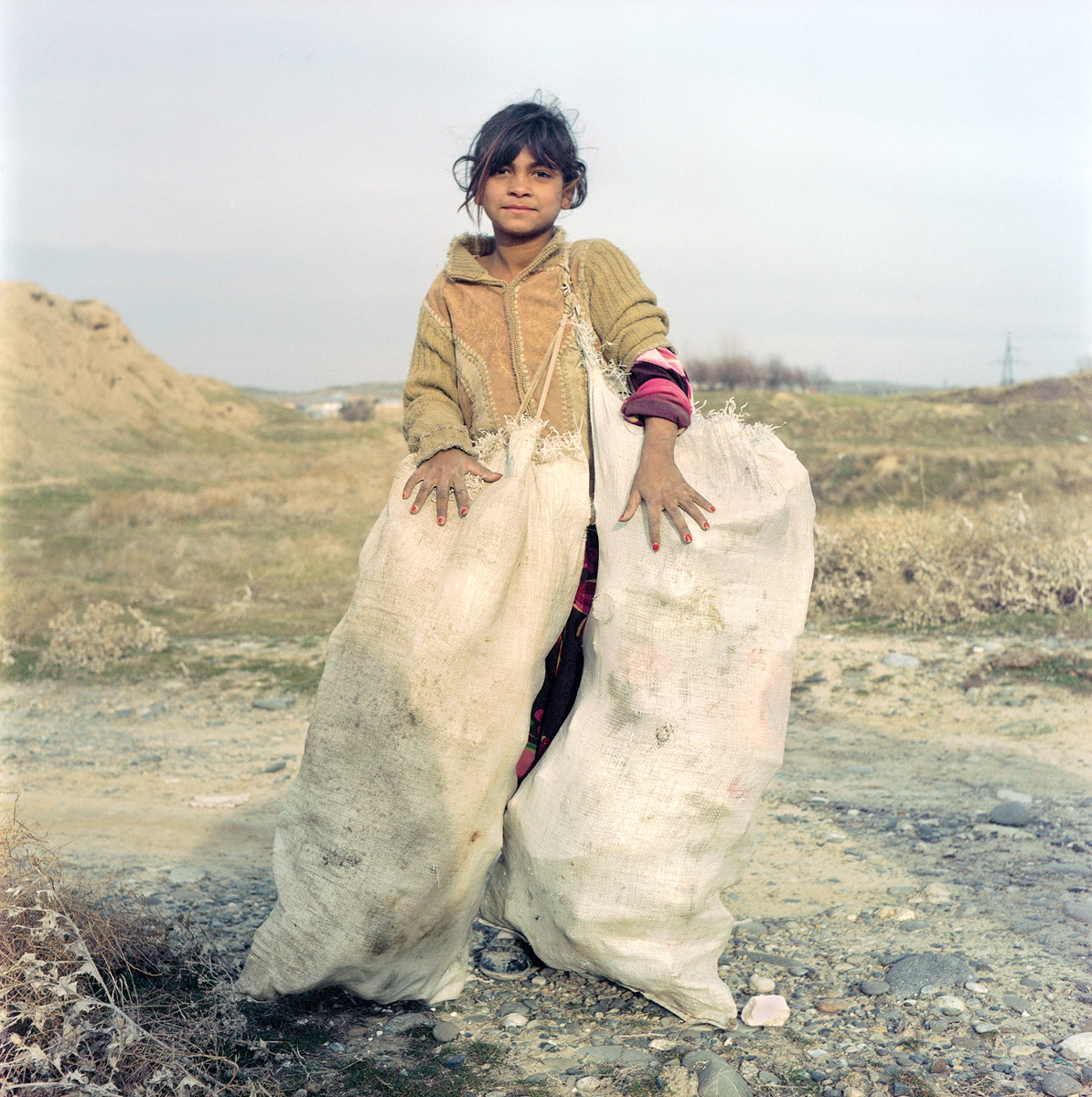 Luli (roma népcsoporthoz tartozó) kislány az üzbegisztáni Szamarkand külterületén