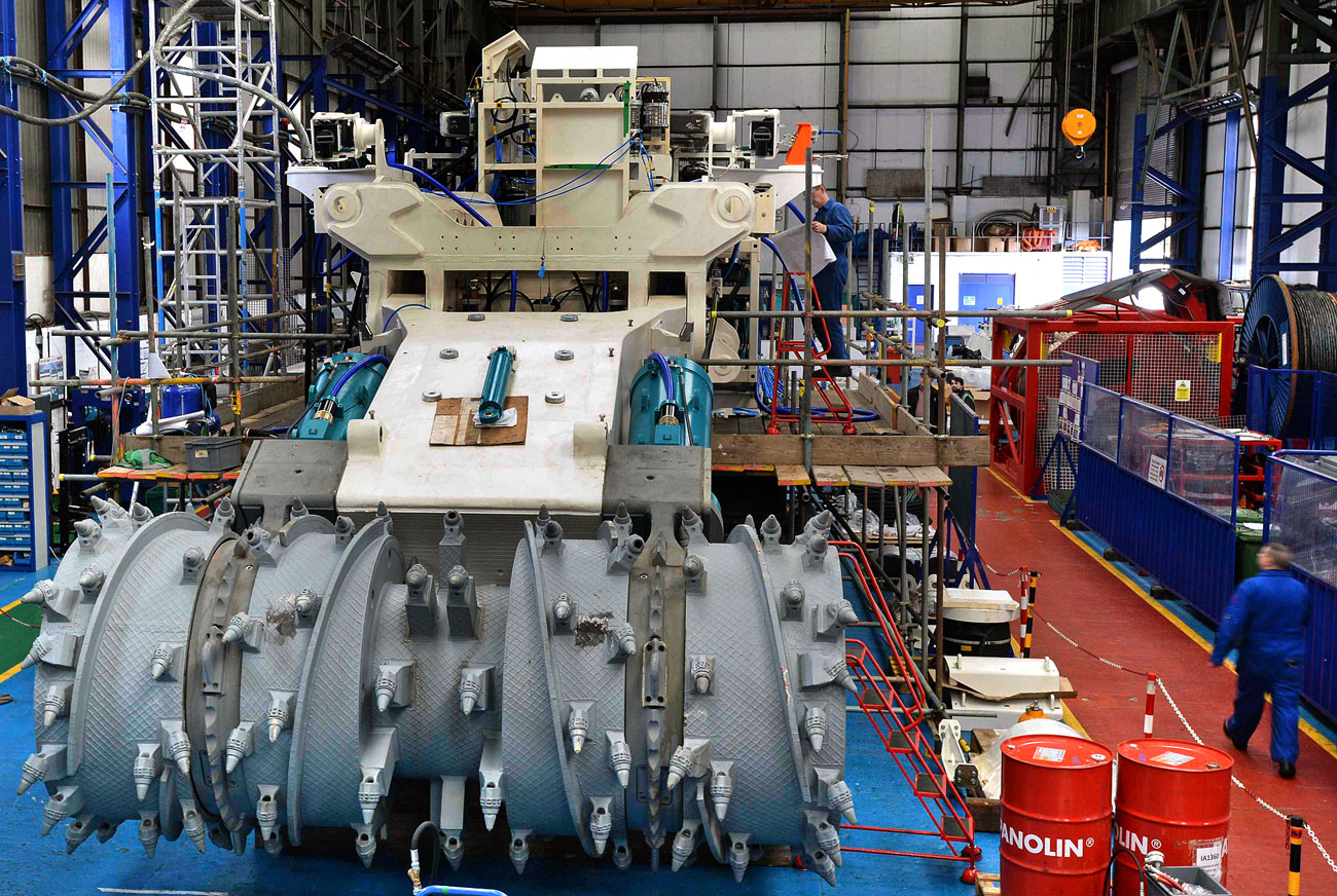 310 tonnás robotot végzi a tengerfenék feltörését 
