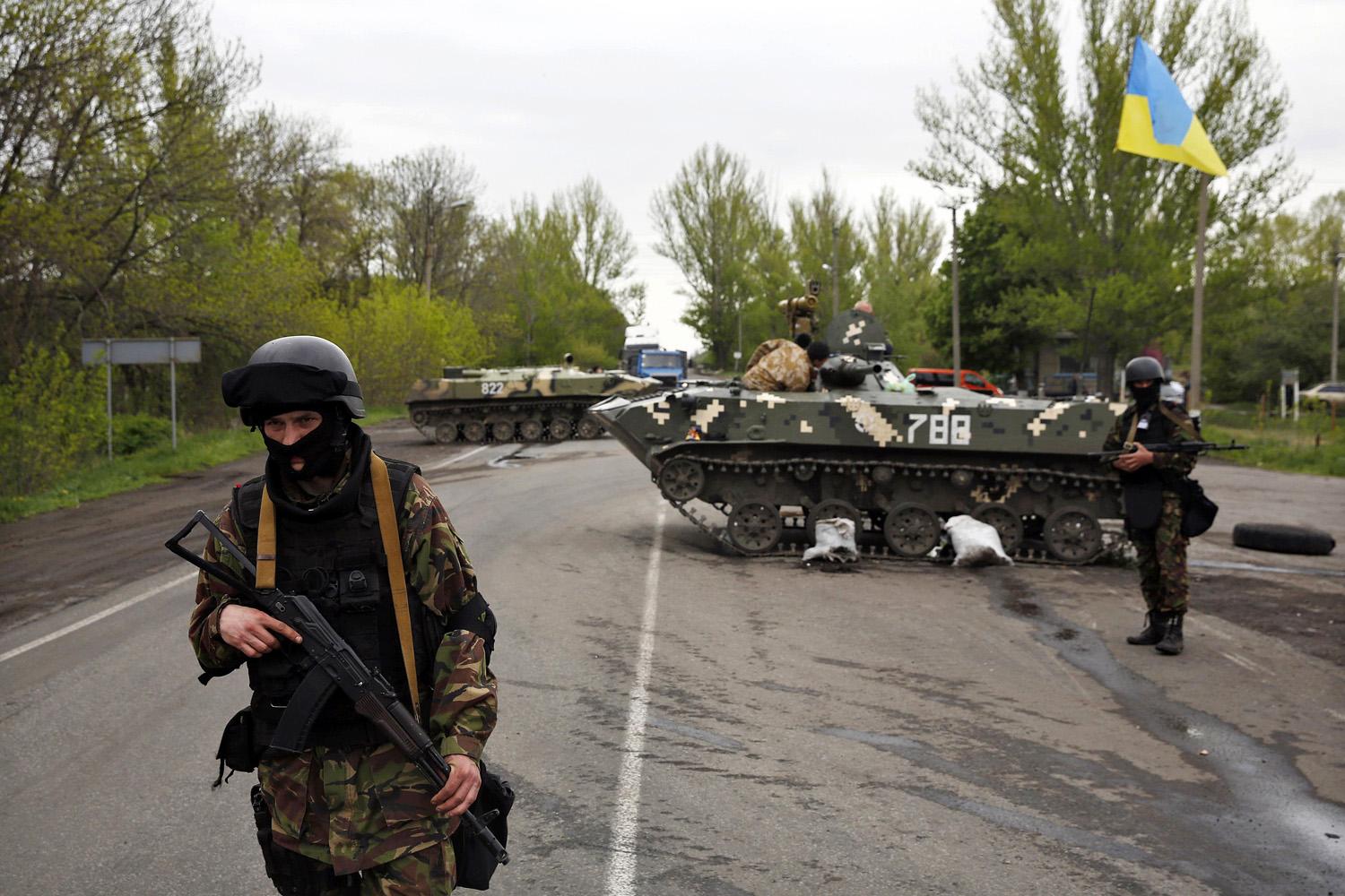 Ukrán katonák a szeparatista épületfoglalási akciók forrpontjának számító Szlavjanszk mellett. A Kijev által elindított antiterrorista akció eddig nem járt sikerrel