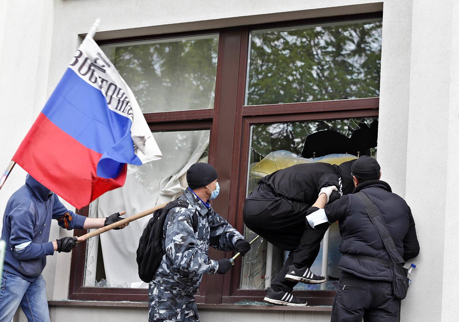 Az orosz zászló kitűzése Luhanszkban