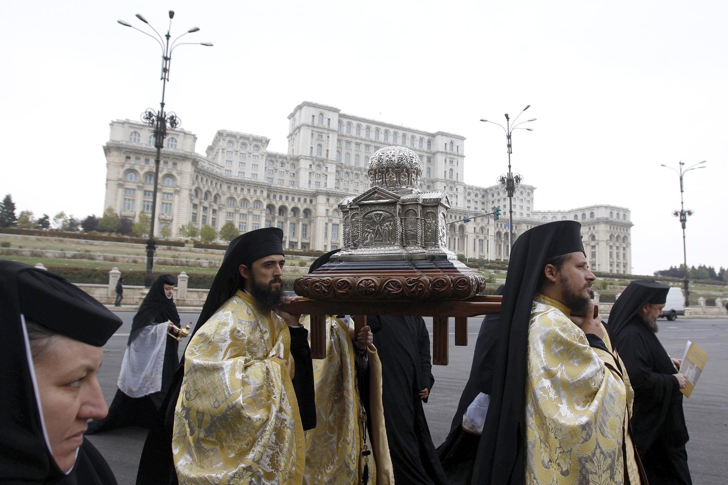 Ortodox körmenet 2012-ben Bukarestben. Az emberek több mint fele talizmánt hord