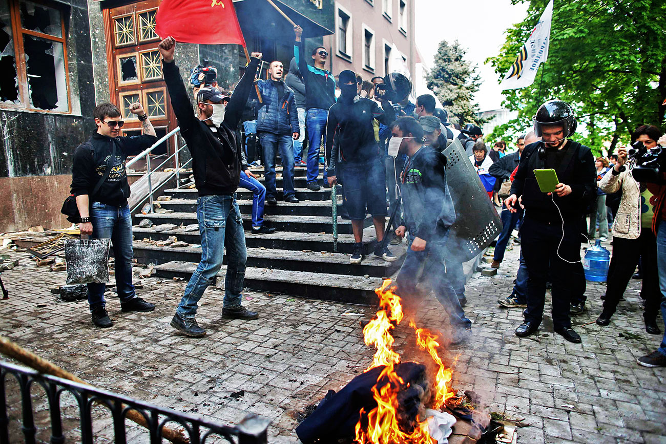 Oroszpárti aktivisták egyenruhákat égetnek az elfogalt donyecki ügyészség előtt