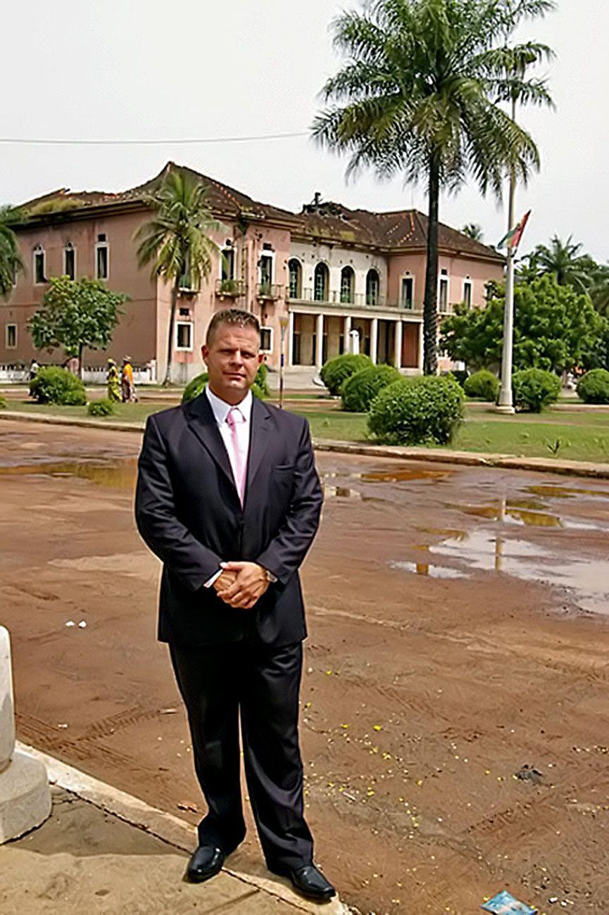 Welsz Tamás a bissau-guineai elnöki palota előtt