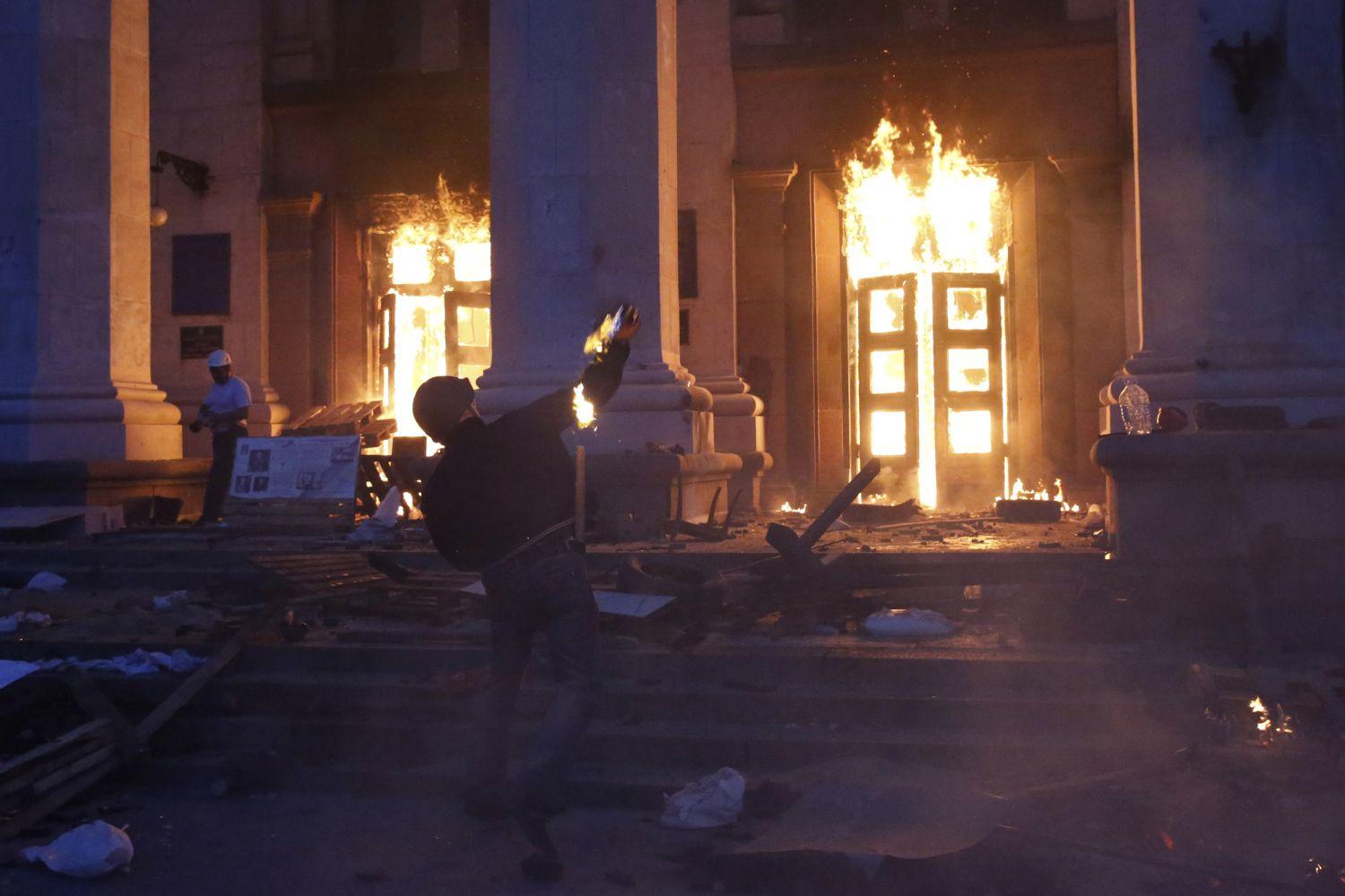 Az egységpártiak Molotov-koktélokkal gyújtották fel az épületet