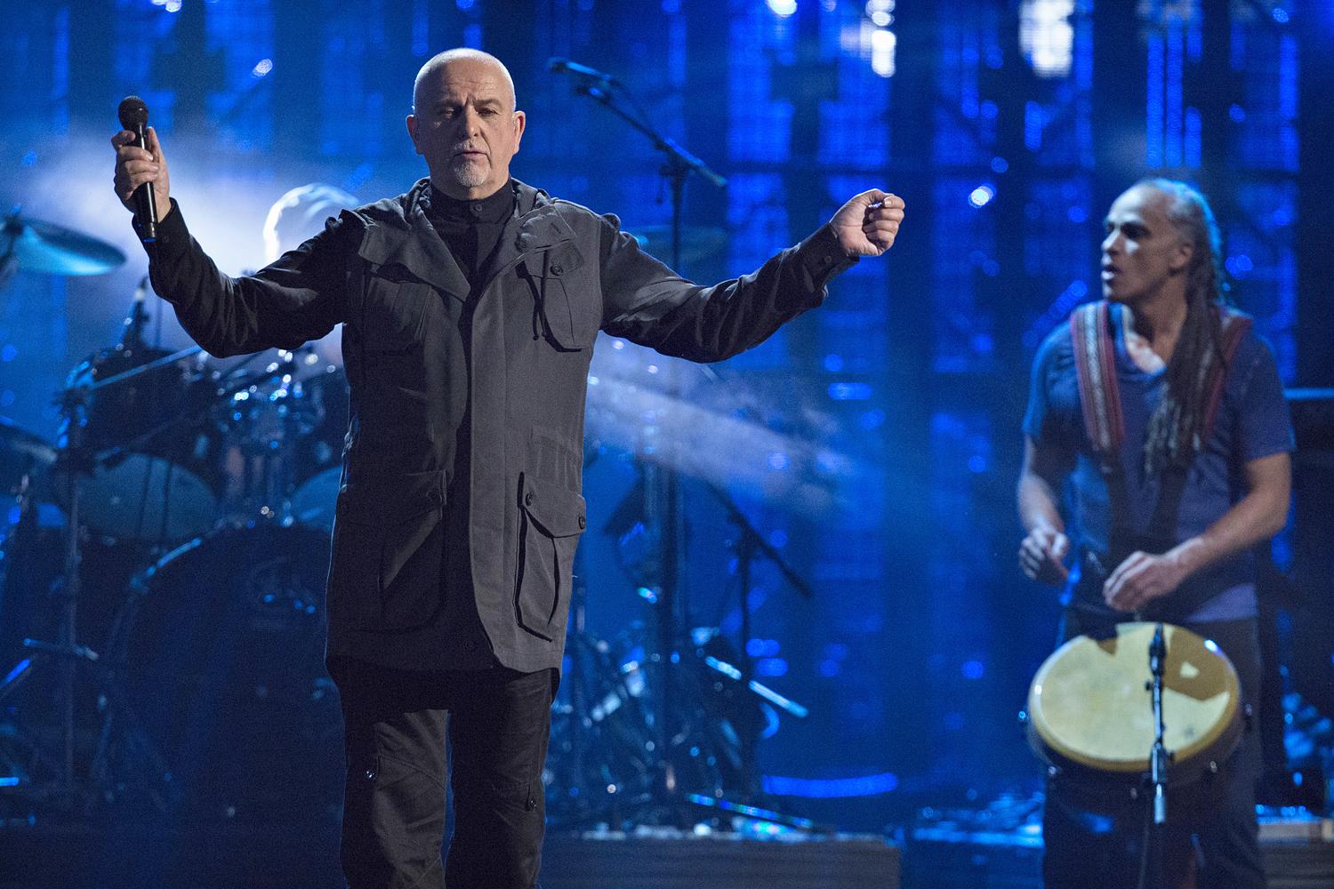 A színpadon: Peter Gabriel!
