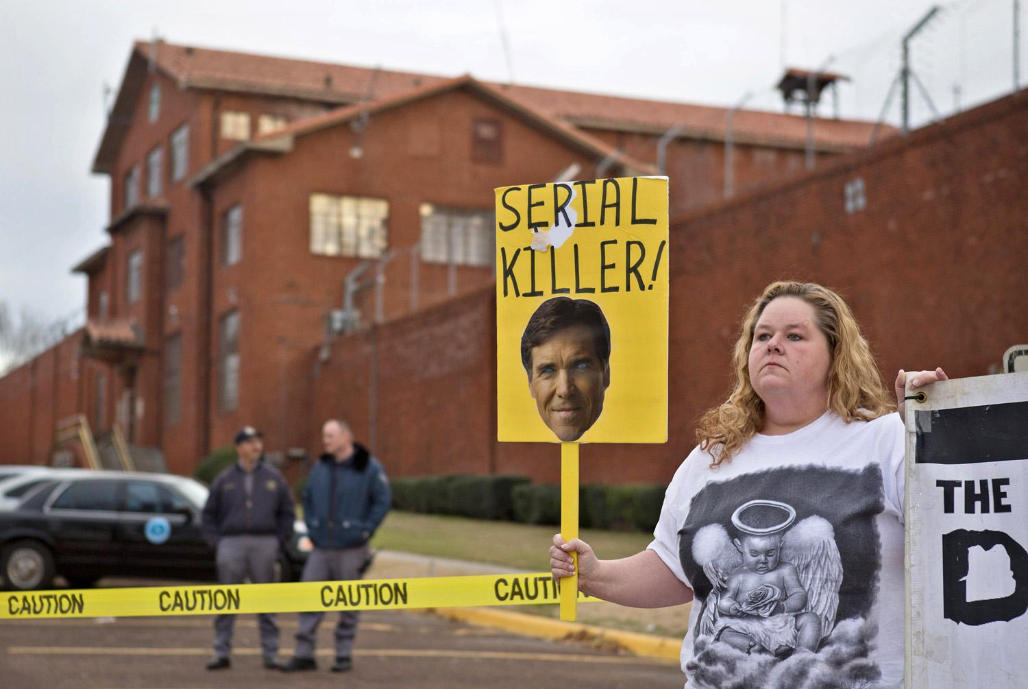 A legtöbb kivégzést engedélyező texasi kormányzót sorozatgyilkosnak hívják a halálbüntetés ellenzői