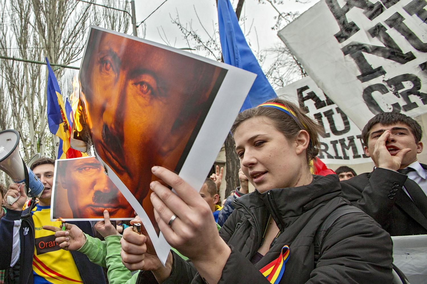 Putyin fotóját égetik moldovai tüntetők