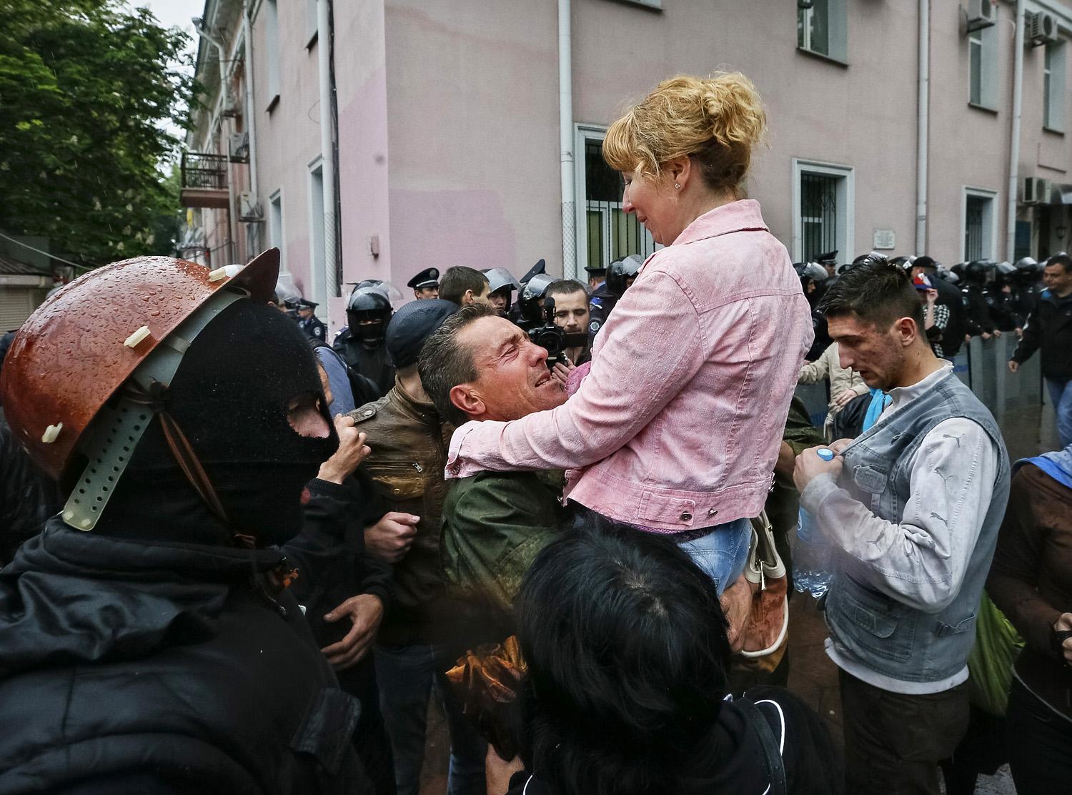 Pillanatnyi öröm: oroszbarát tüntetők ünneplik szabadulásukat az odesszai rendőrségről