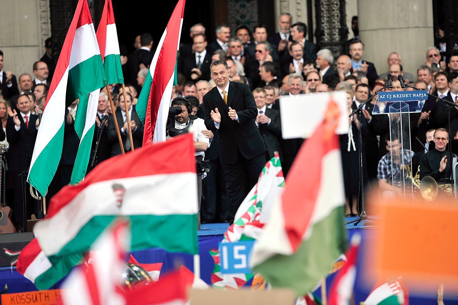 Orbán Viktor 2010-es eskütétele után a Kossuth téren ünnepel