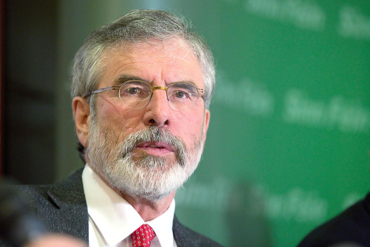 Adams békülékeny hangot ütött meg, de a Sinn Féin fenyegetőzik