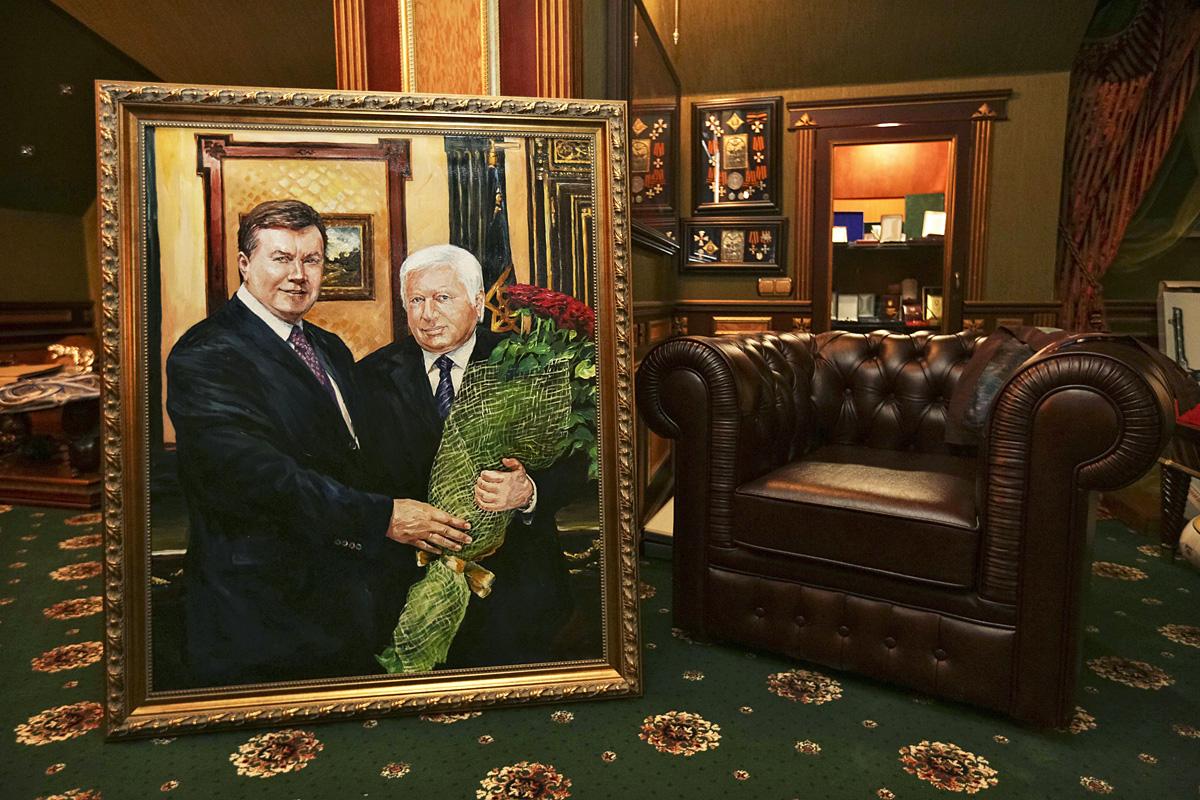 Oligarchák selfie-je. Viktor Psonka volt főügyész (jobbra) rezidenciája és a közös kép Viktor Janukoviccsal. Giccsbe bújt politikai rablógazdálkodás