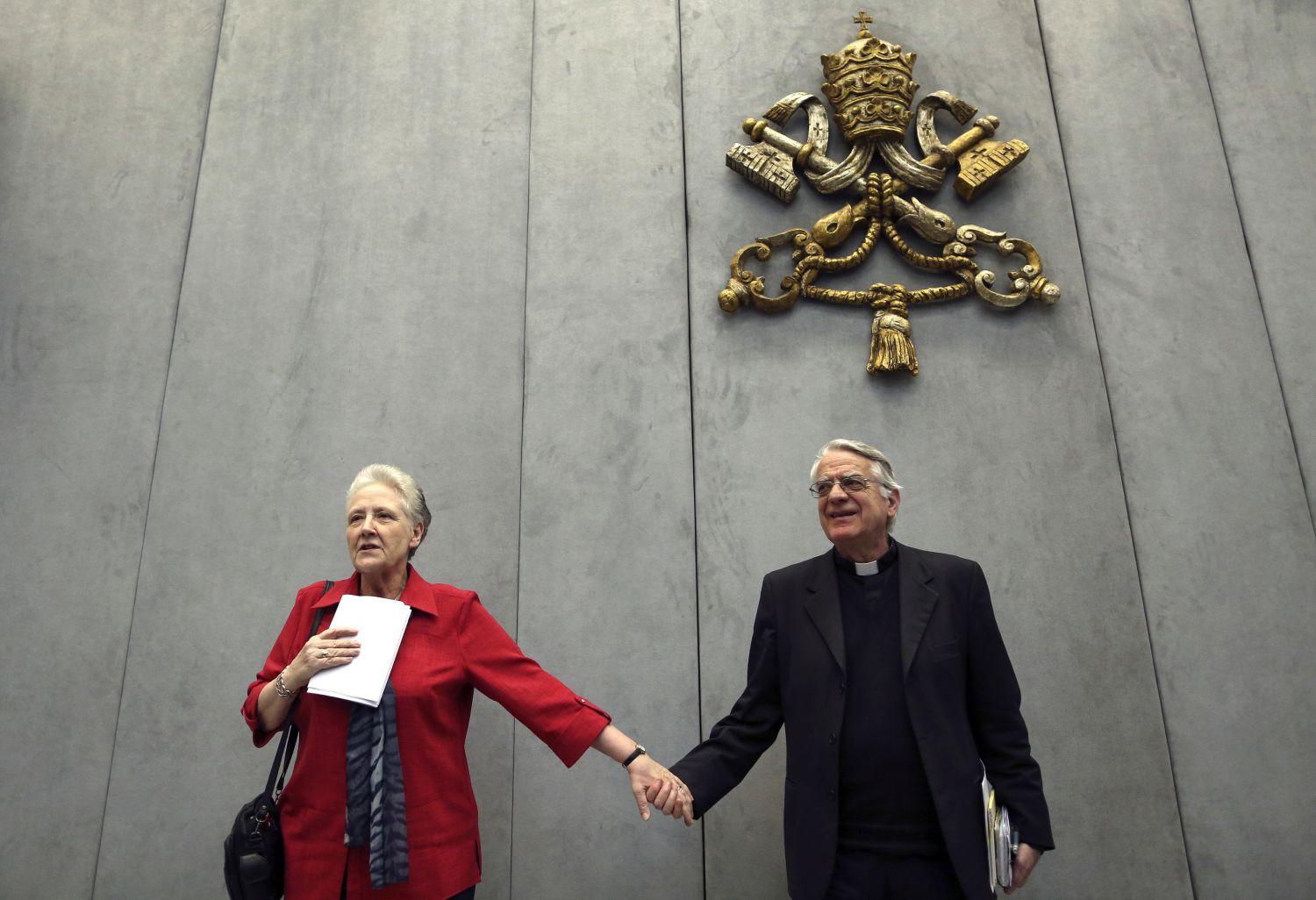 Marie Collins, a pápa által felkért fiatalkorúak védelmét garantálni hívatott bizottság tagja a vatikáni szóvivő, Federico Lombardi oldalán