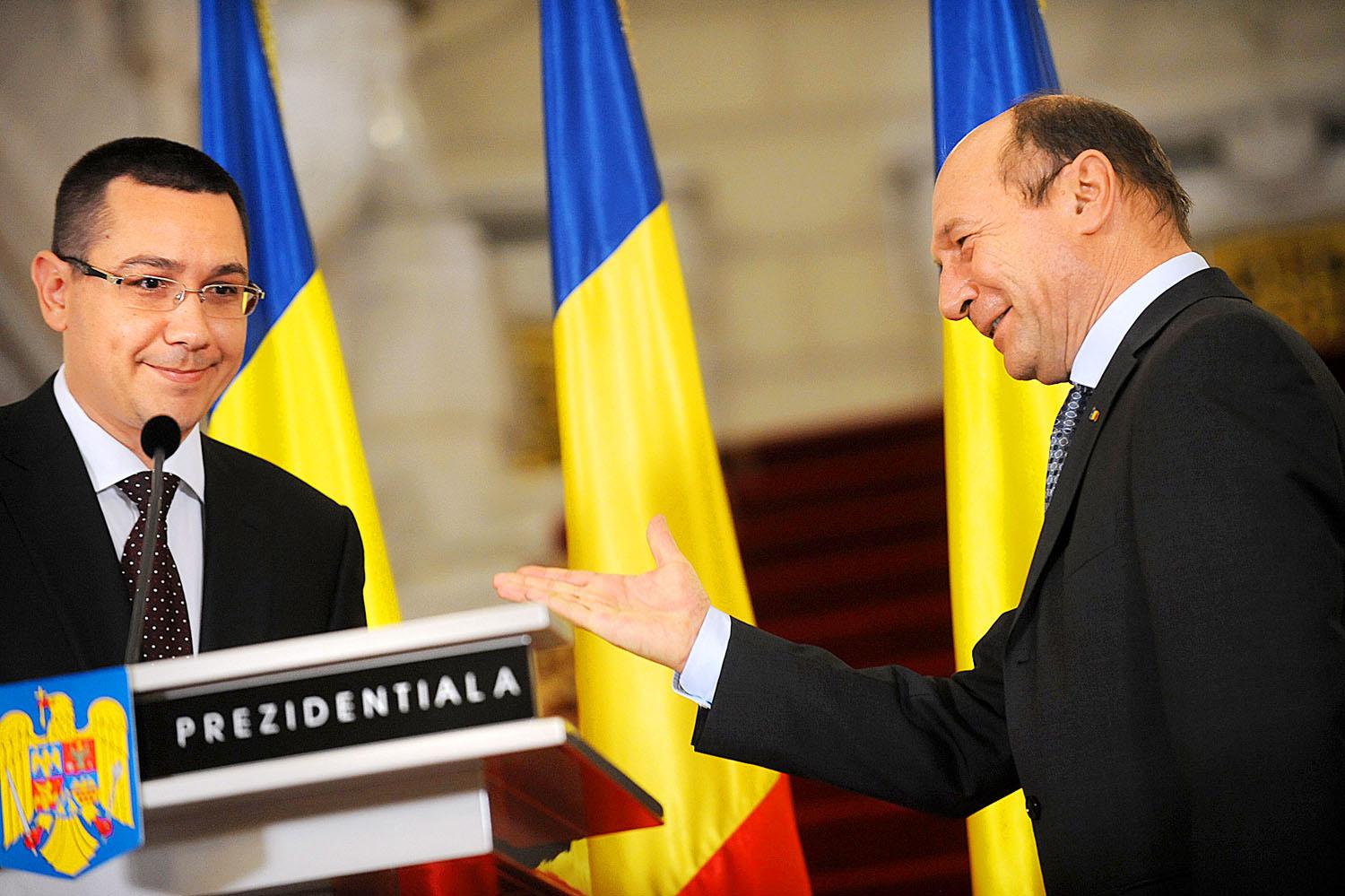 Basescu (jobbra) Pontával. Belpolitikai pengeváltás is lett a diplomáciai csörtéből