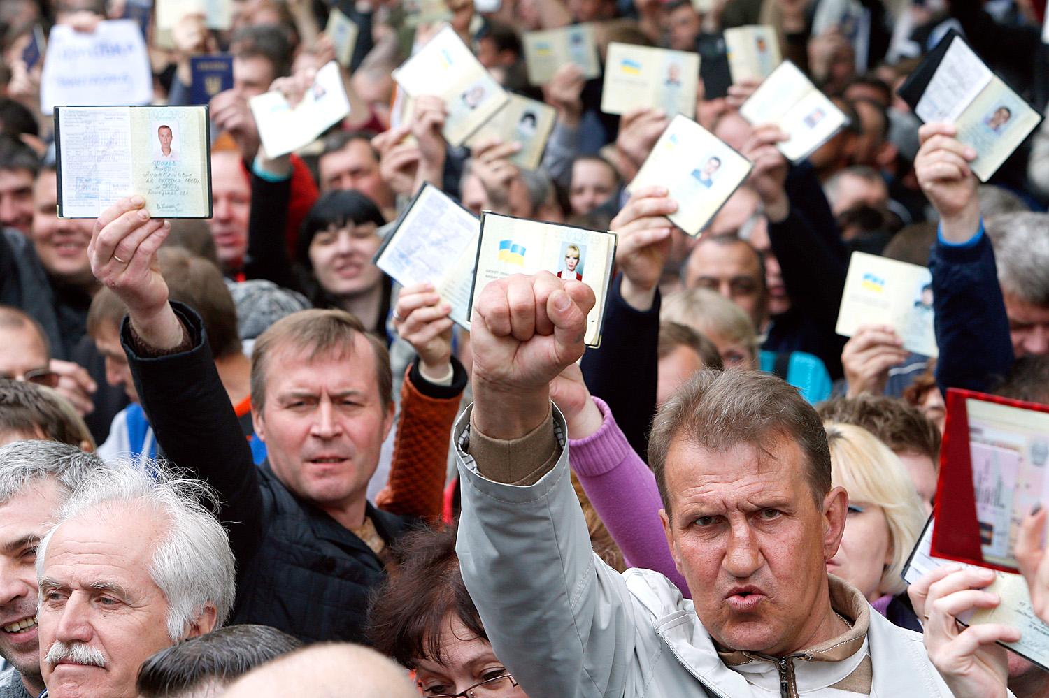 Ukrán útlevelek a levegőben. Vasárnap más nevében is lehetett szavazni velük, csak fel kellett mutatni az illetőét