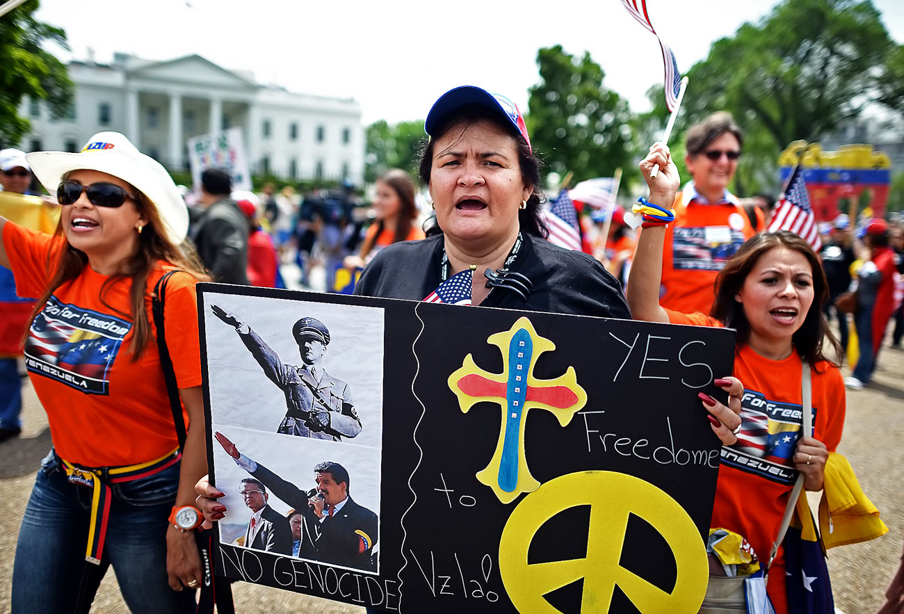 A washingtoni Fehér Ház előtt demonstrálók szankciókat követelnek az emberi jogsértések miatt Nicolas Maduro kormánya ellen