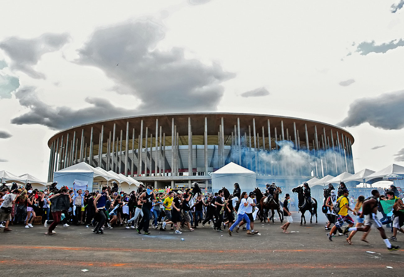 Szurkolók–rendőrség mérkőzés Brazíliavárosban. A Garrincha stadion háromszor annyiba került, mint tervezték
