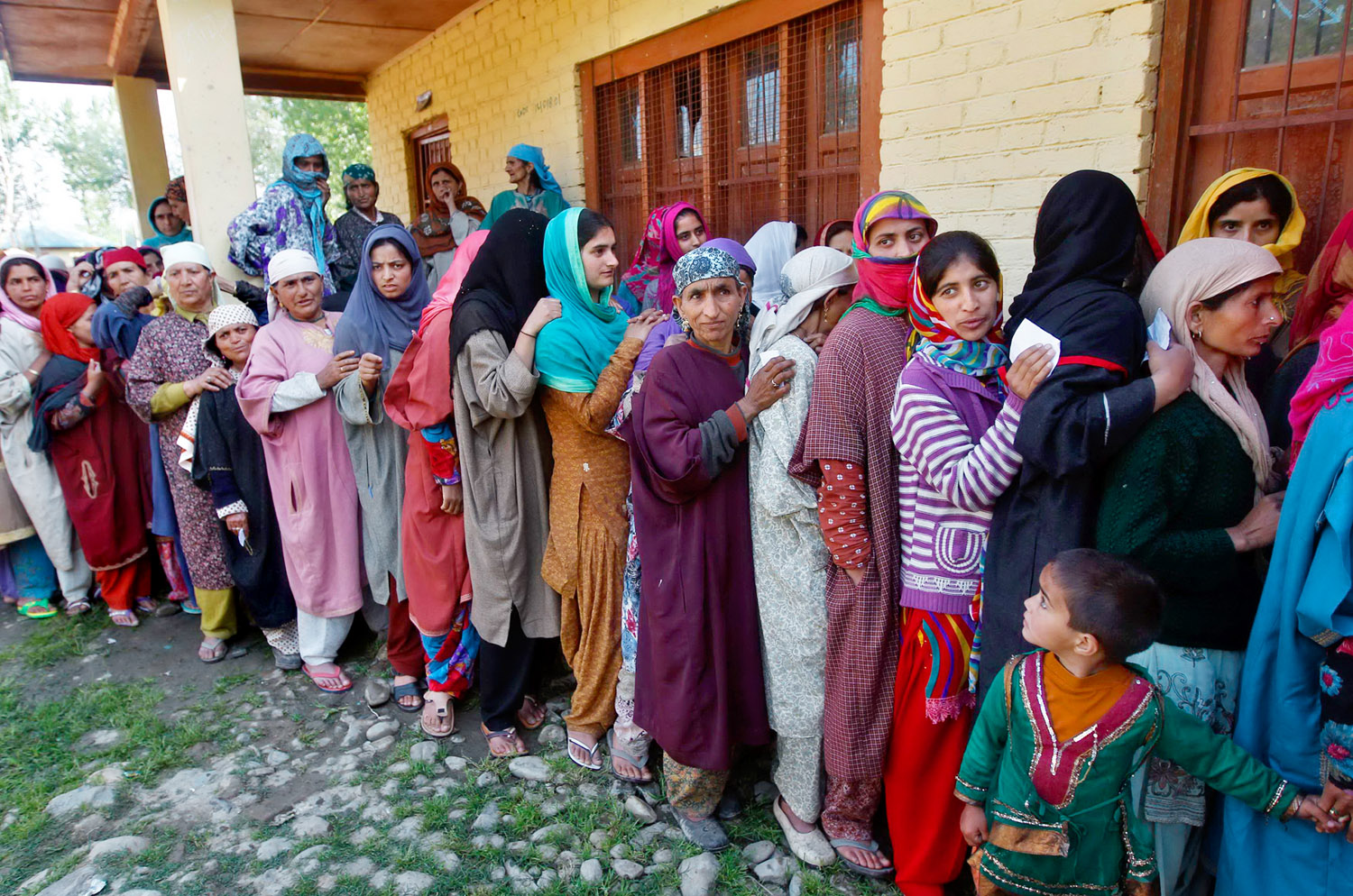 A nők és férfiak külön álltak sorban a szavazókörzetekben: itt a kasmíri asszonyok várakoznak türelmesen, hogy voksolhassanak