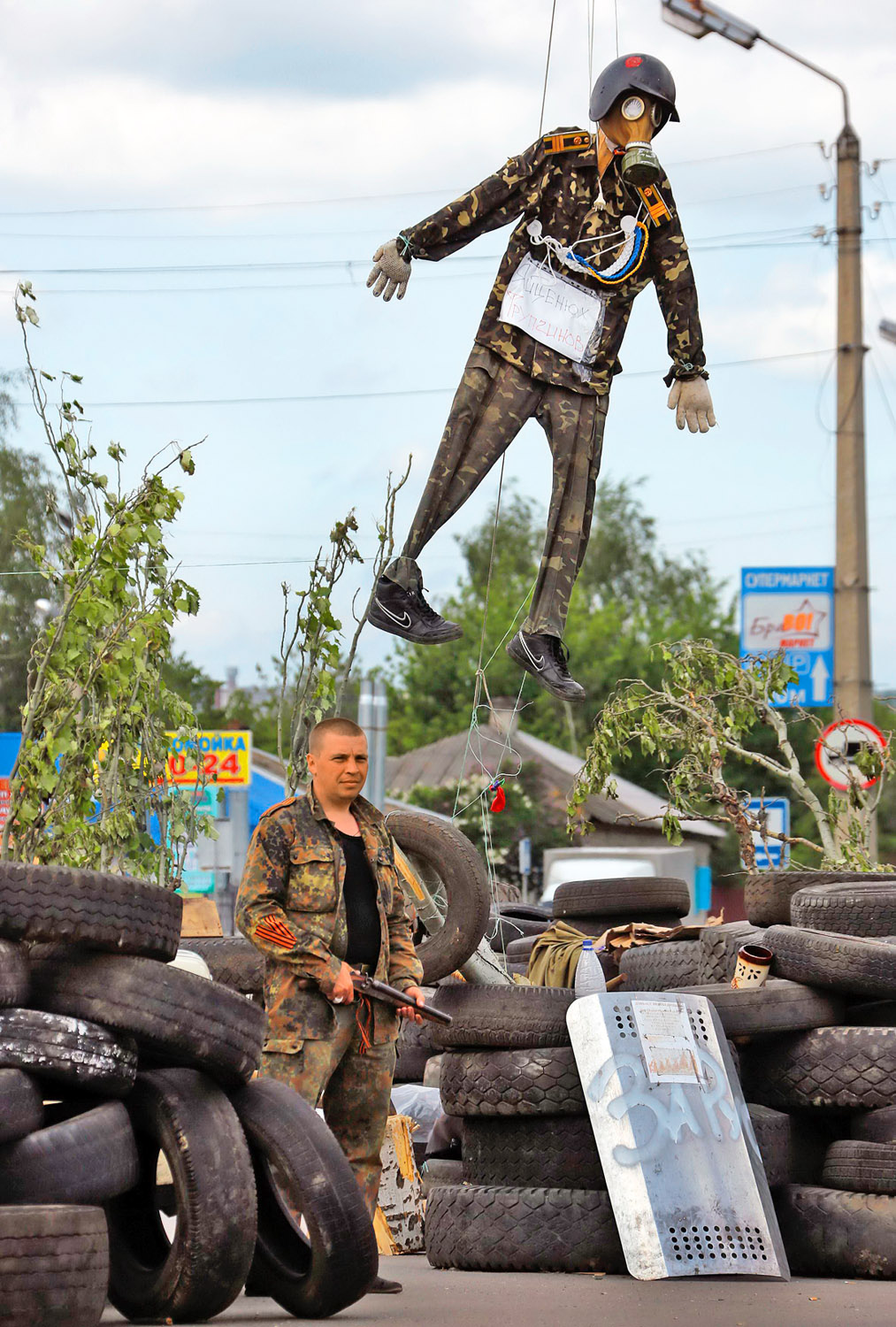 Ukrán katonát jelképező bábu alatt oroszpárti fegyveres Szlavjanszkban