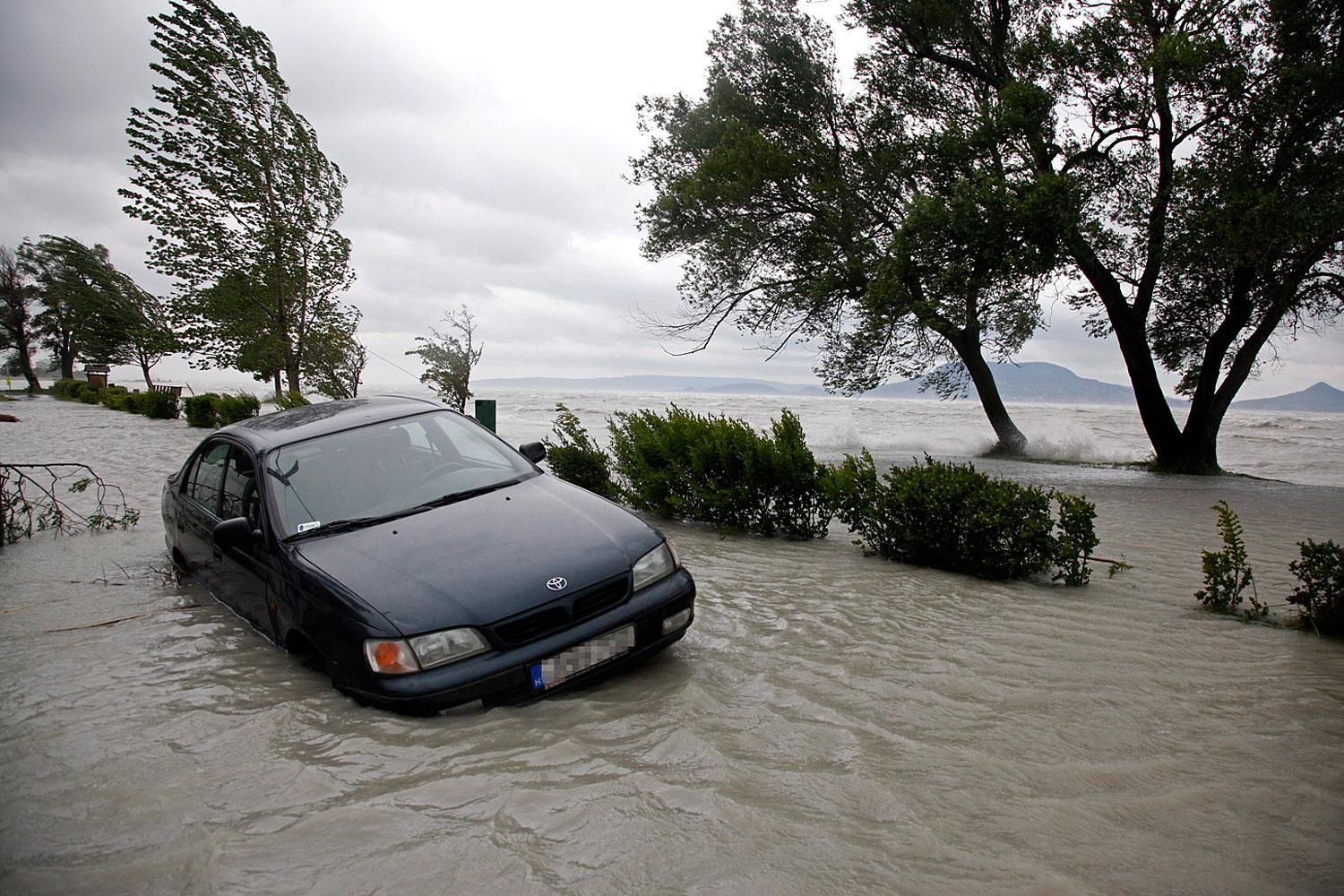 Az utcákon hullámzott a víz a Balatonnál