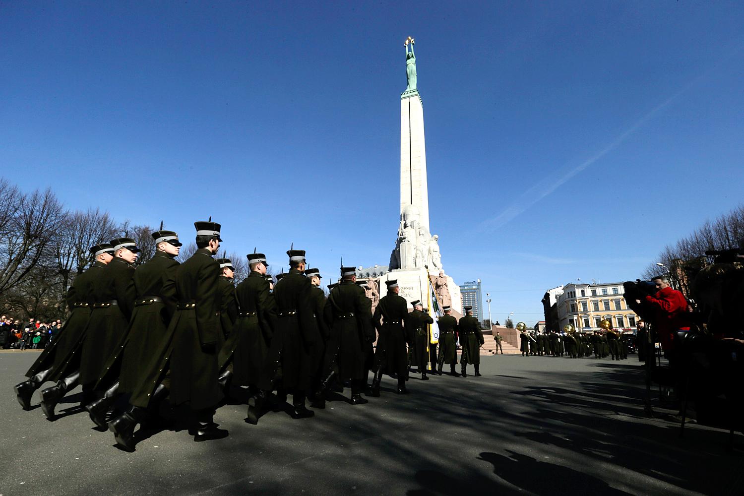 A lett hadsereg felvonulása - képesek szövetségeseikkel megvédeni országukat?