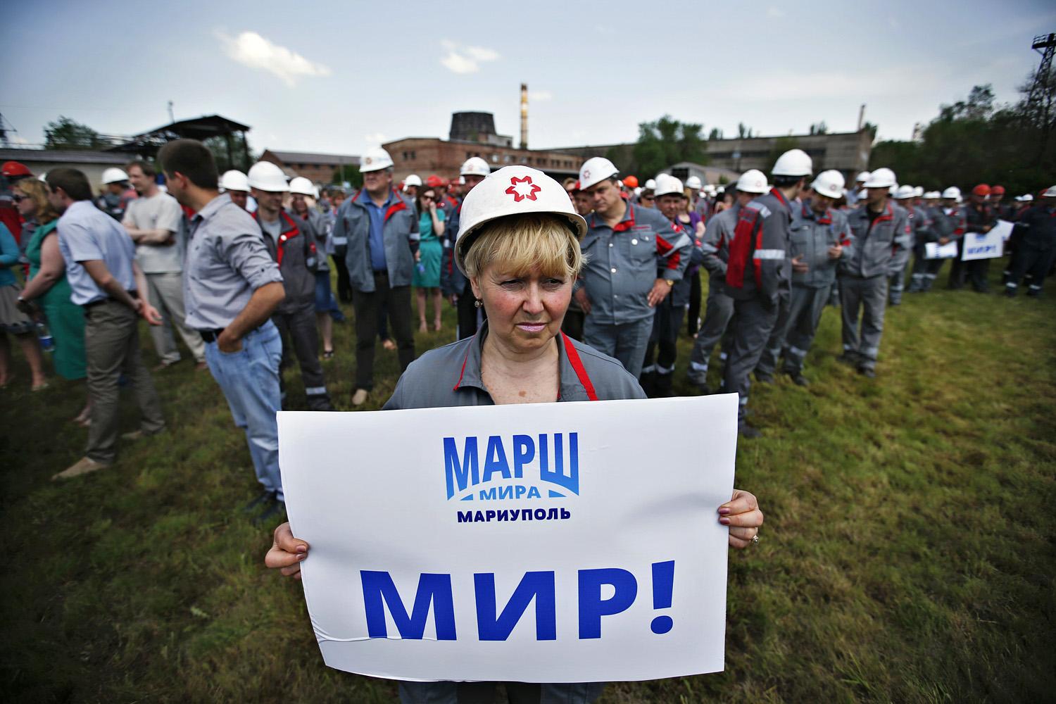 „Békemenet, Mariupol. Békét!” Szeparatisták elleni tüntetés Mariupolban