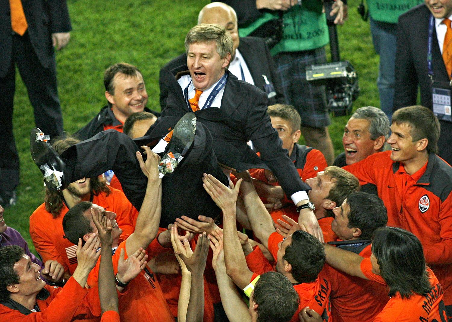 Rinat Ahmetov és a Sahtar játékosai a napra pontosan öt évvel ezelőtt aratott UEFA-kupa győzelem napján, 2009. május 20-án. Kiirtják a Donec-medencét – véli