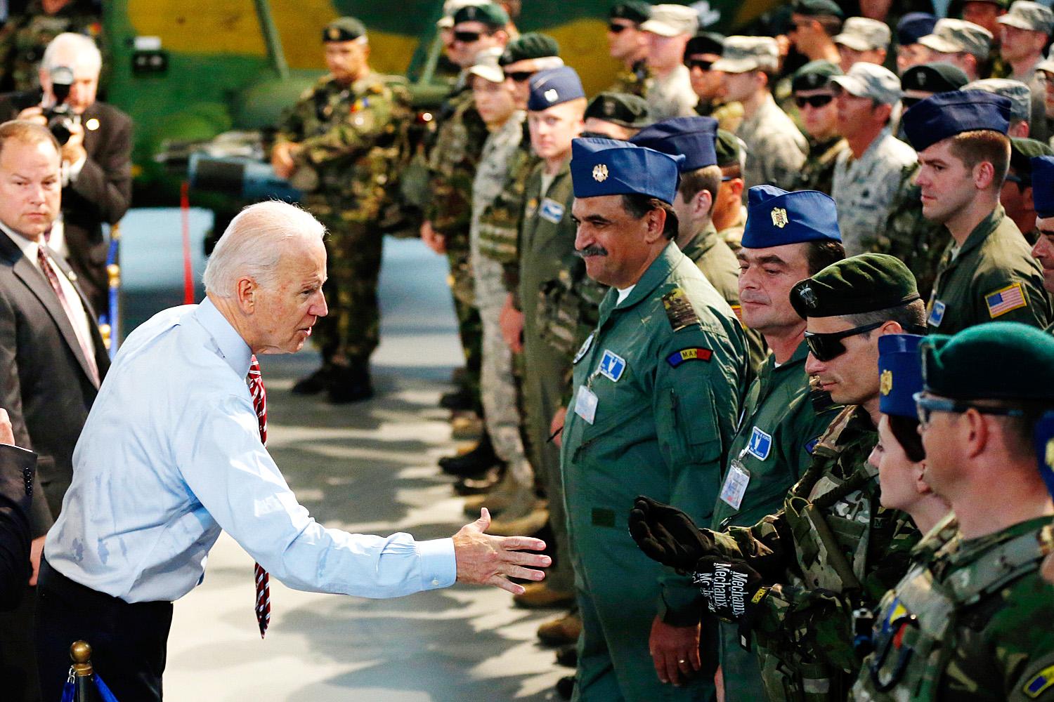 Biden román és amerikai katonákat is köszöntött egy éppen zajló közös hadgyakorlaton. Szerinte az ötödik cikkely szent kötelezettség