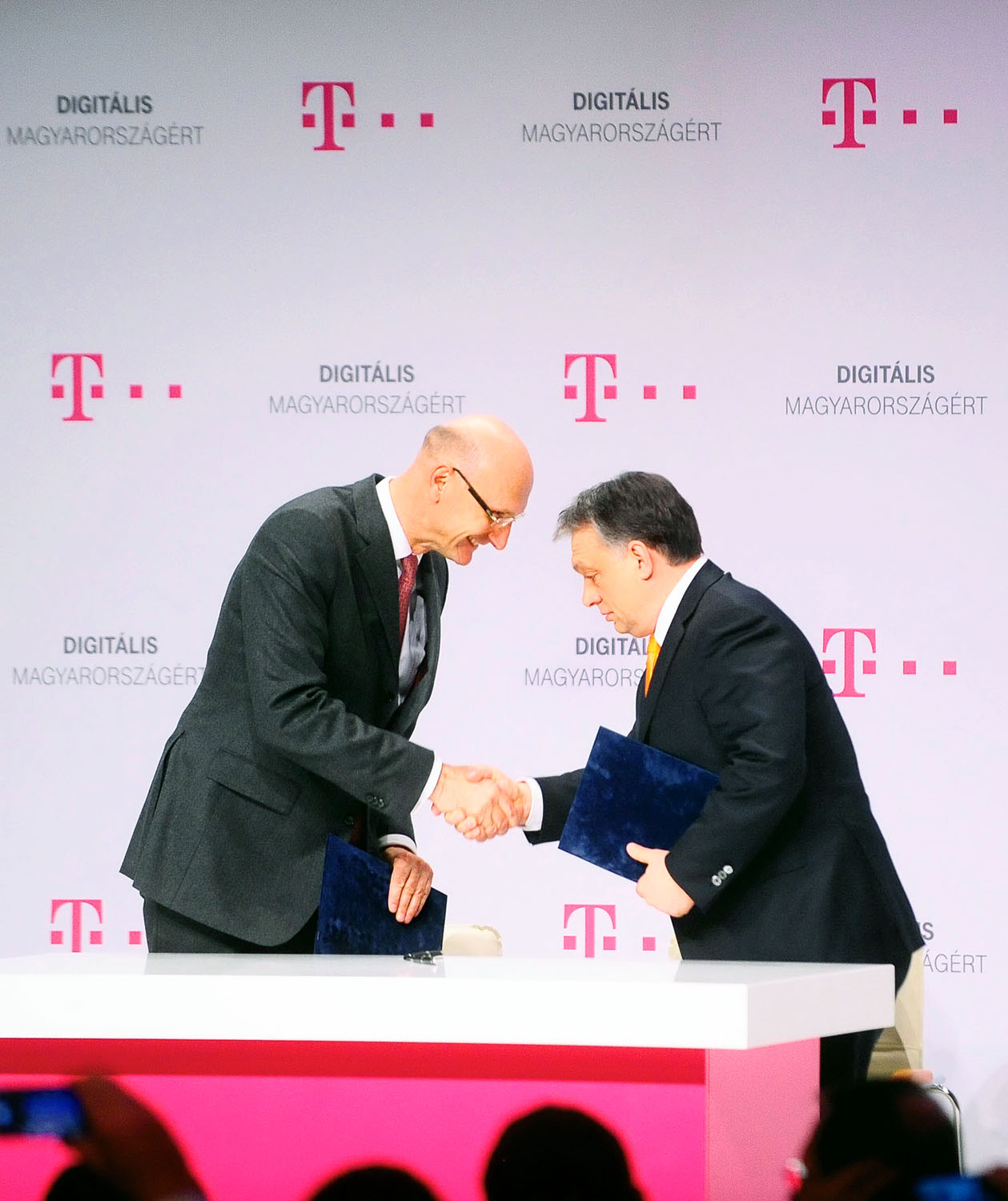 Timotheus Höttges, a Deutsche Telekom vezére Orbán Viktorral. A pénzkivétel mellett be is fektetnek Magyarországon