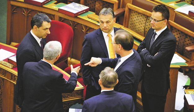 Orbán Viktor miniszterei és államtitkárai gyűrűjében. A kormányfő nagy változtatásokra nem készül, csak hangsúlyok áthelyezésére