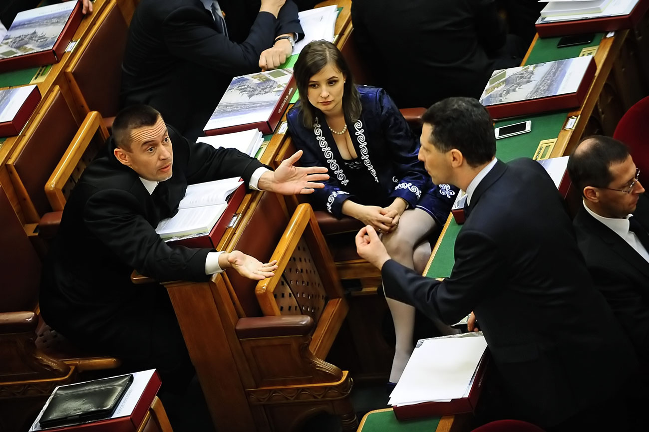 Sneider Tamás és Dúró Dóra a Jobbikból Schiffer Andrással az LMP-ből tegnap a parlamentben