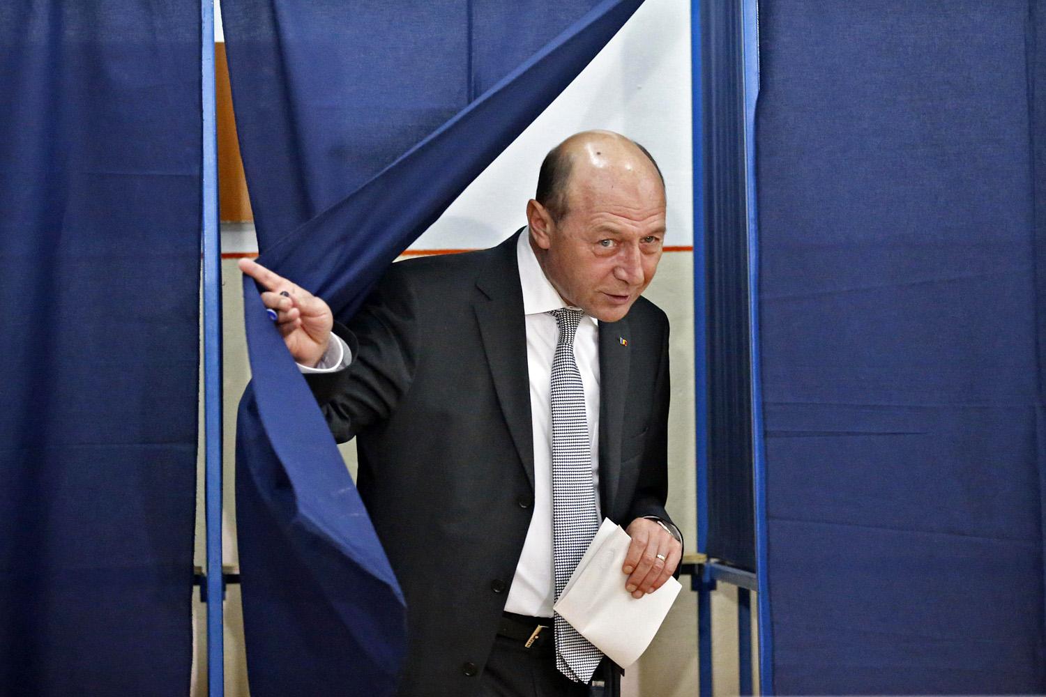 Traian Basescu vasárnap Bukarestben adta le a szavazatát