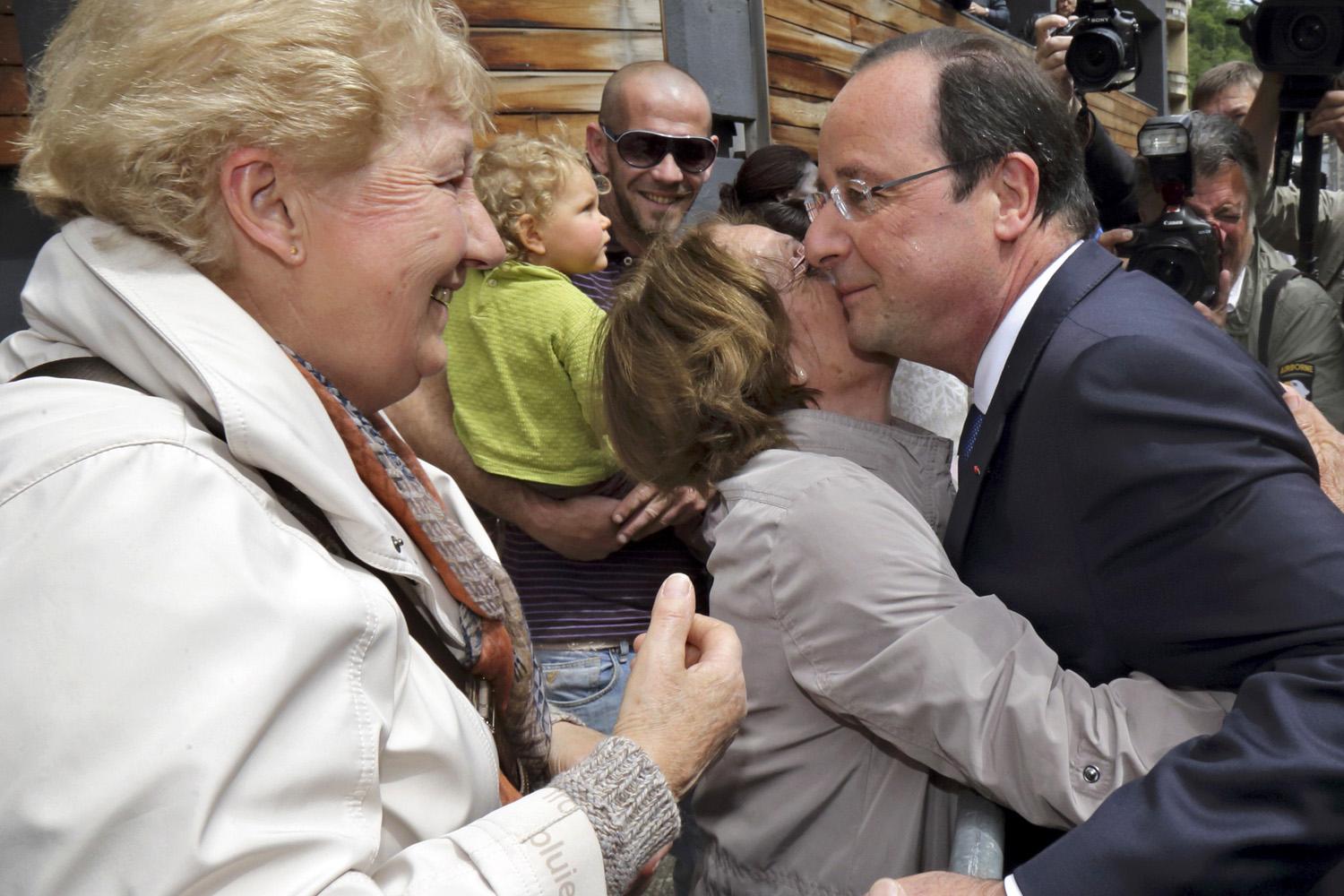 Francois Hollande francia elnök (jobbra) Tulle-ben a Szocialista Párt (PS) híveivel