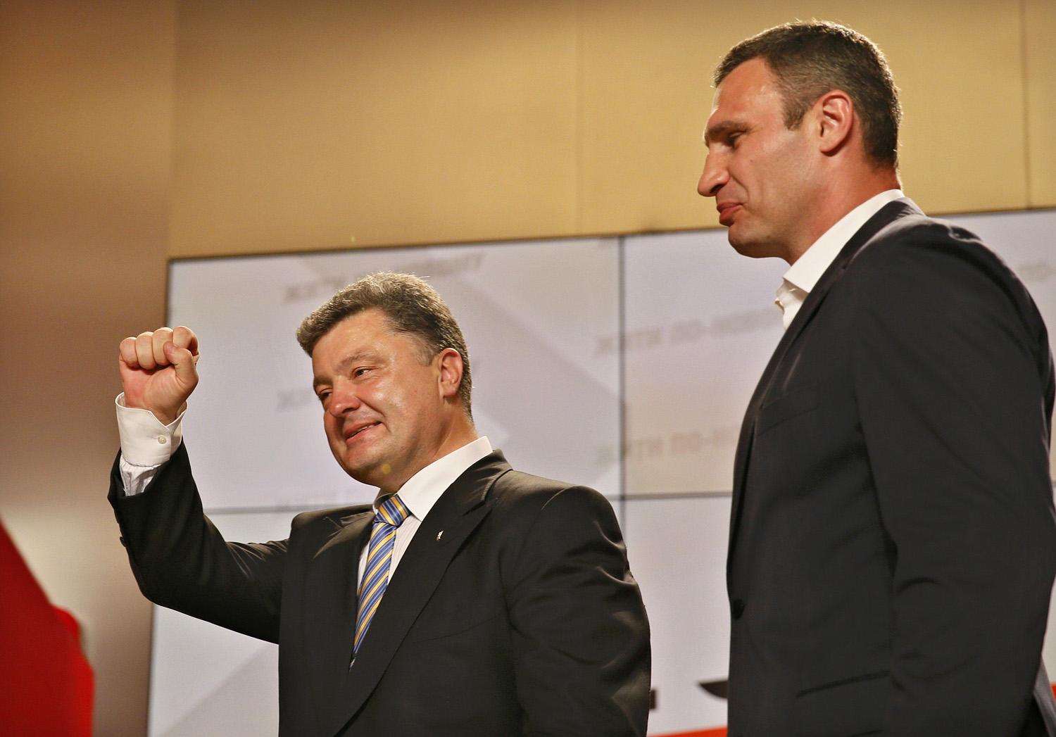 A győztes Vitalij Klicsko volt nehézsúlyú profi bokszvilágbajnokkal, az ellenzéki UDAR elnökével az oldalán