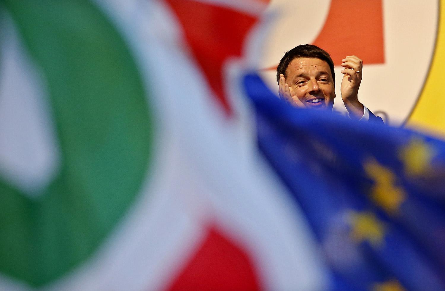 Matteo Renzi a kampányhajrában. Minden borult