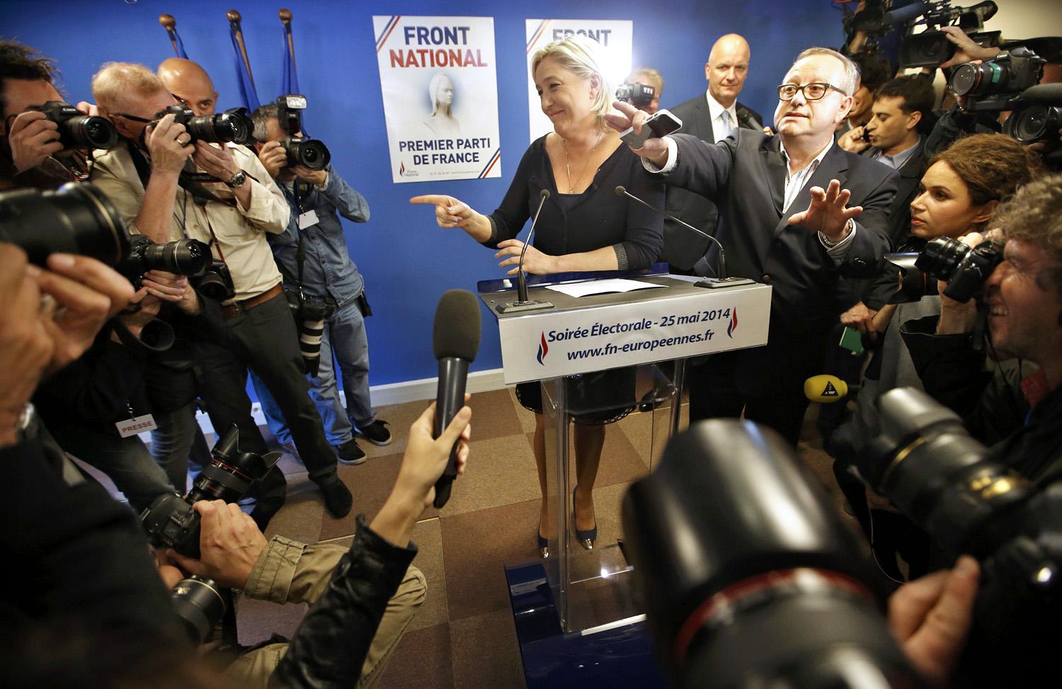 Újságírók Marine Le Pen körül az EP-választás éjszakáján. Sikerült beadnia, hogy ideológiamentességet