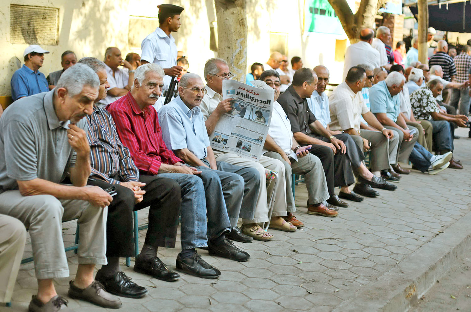 Voksolásra váró férfiak egy kairói szavazókörnél