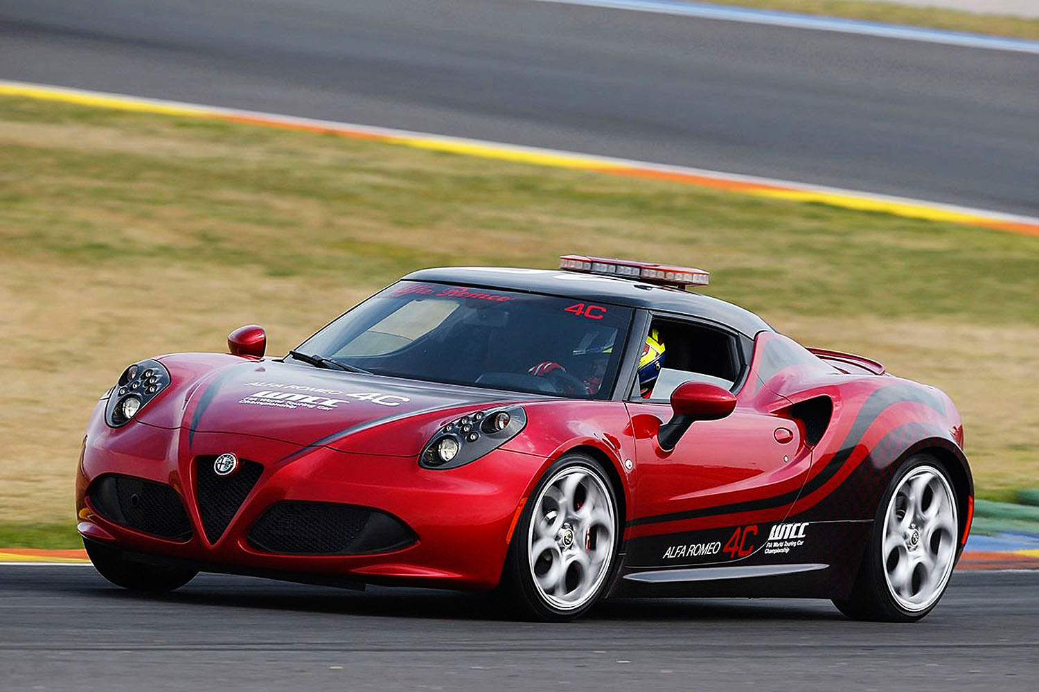 Világbajnoki futamokon is bevetik a legszebb biztonsági autót, az Alfa Romeo 4C modellt, melyet a Maseratinál terveztek