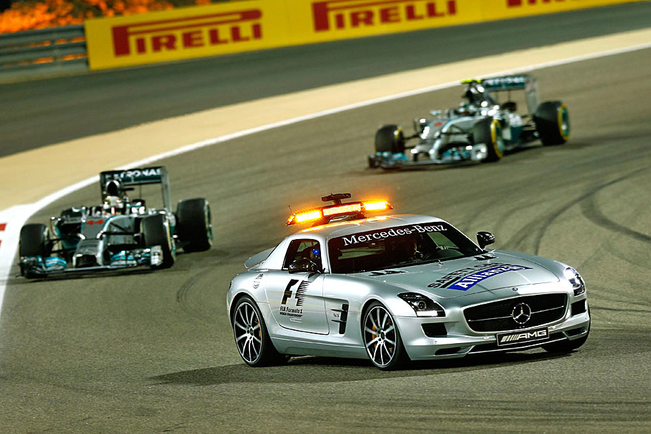  ...valamint a Forma–1-ben szolgáló Mercedes SLS AMG, amely idén is a hivatalos safety car