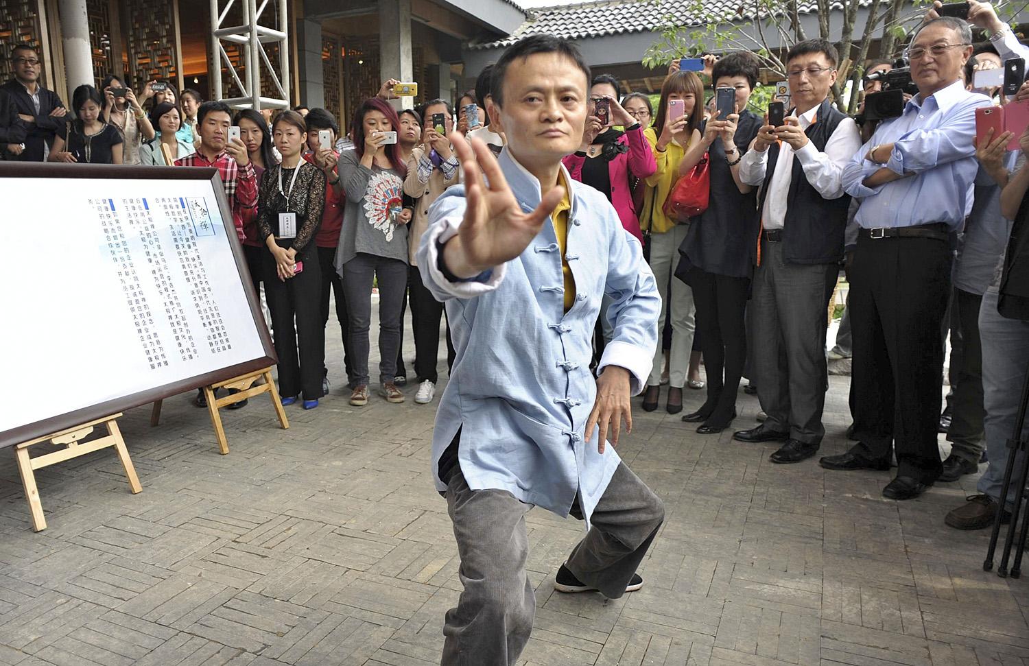 Az Alibaba megálmodója, Jack Ma tajcsi tudását csillogtatja az általa alapított iskola átadásán 