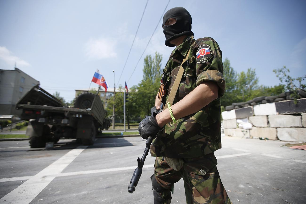 A nemrég alakult milícia, az Orosz Ortodox Hadsereg egyik embere a donyecki barikádokon