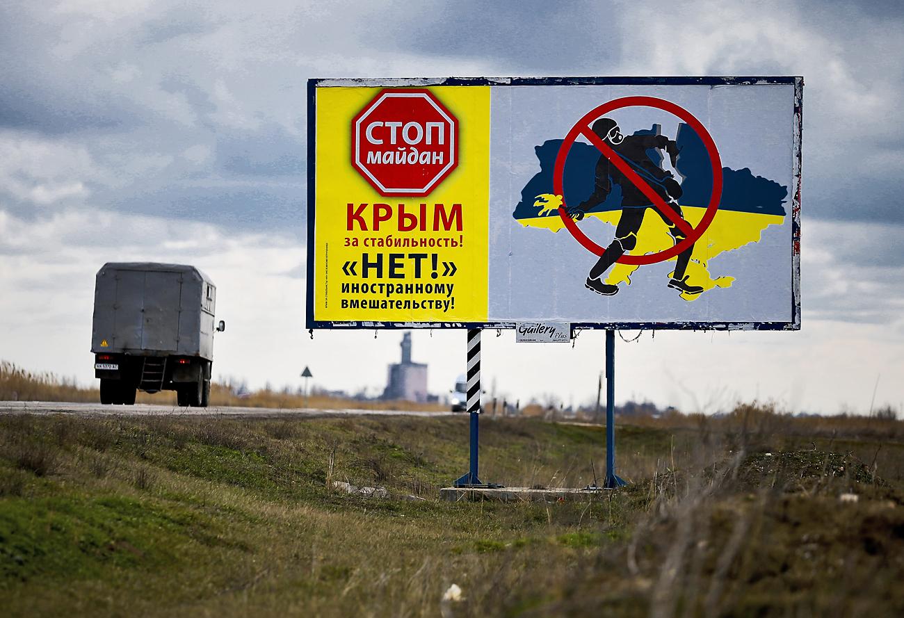A Majdant becsmérlő plakát a krími területen