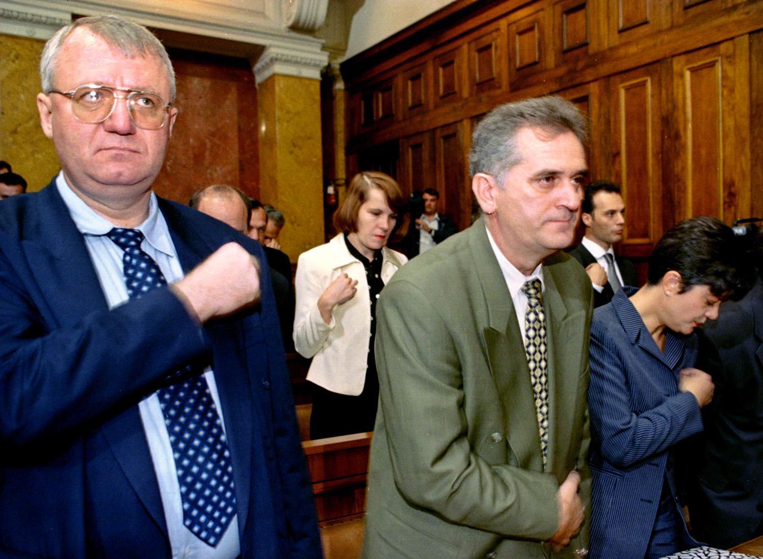 Tomiszlav Nikolics (jobbra) jelenlegi szerb államfő a háborús bűnökkel vádolt Vojiszlav Seselj oldalán