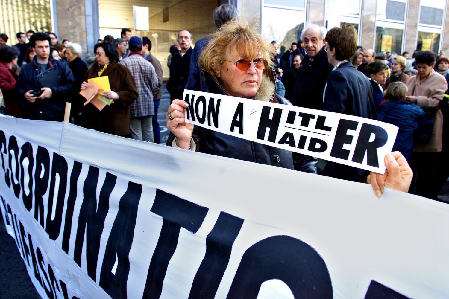 No to Hitler, no to Haider - az FPÖ kormányra kerülése ellen tiltakoznak Brüsszelben